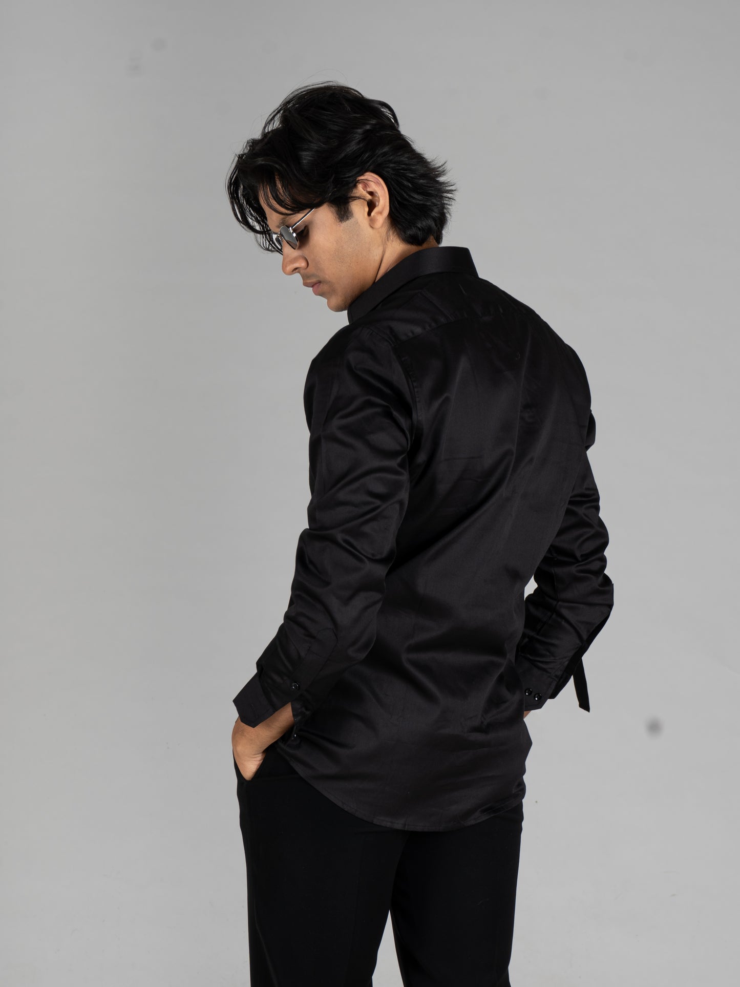 SLEEVE BUCKLE BLACK SHIRT