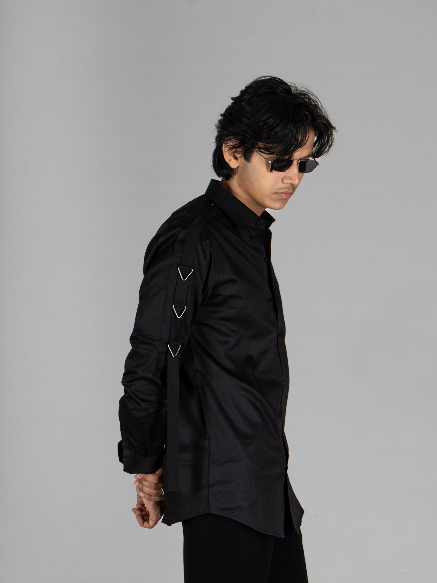 SLEEVE BUCKLE BLACK SHIRT