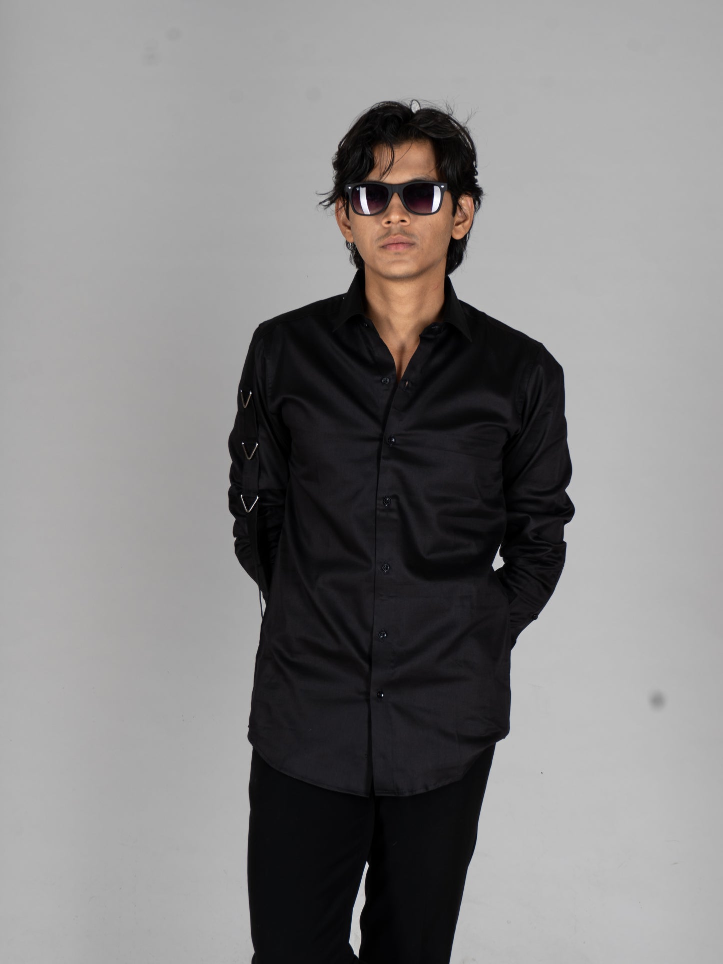 SLEEVE BUCKLE BLACK SHIRT