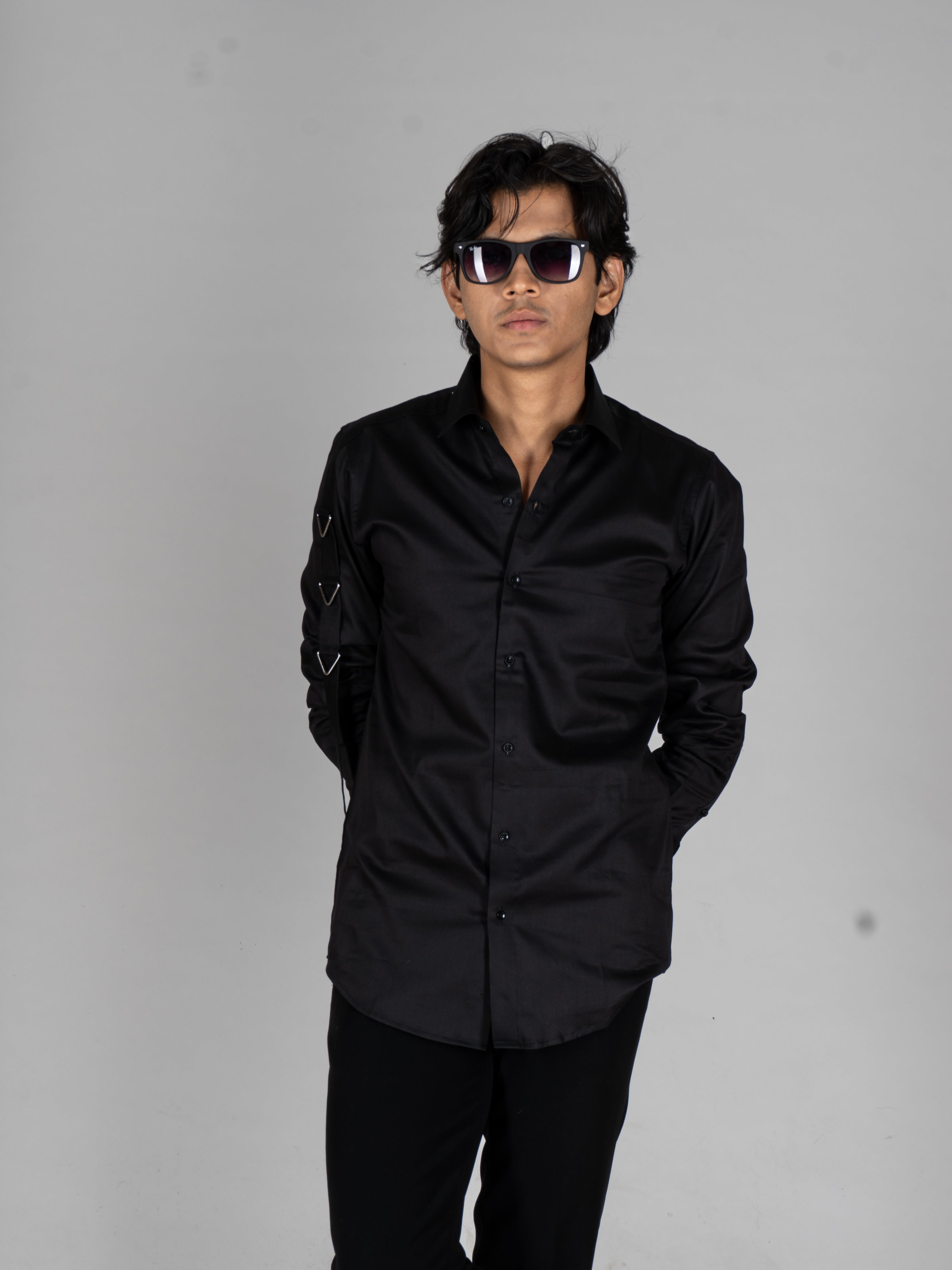 SLEEVE BUCKLE BLACK SHIRT - Menoir